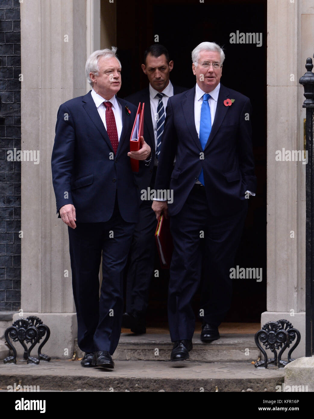 Le secrétaire du Brexit David Davis (à gauche) et le secrétaire à la Défense Sir Michael Fallon quittent Downing Street, Londres, à la suite d'une réunion du Cabinet. Banque D'Images