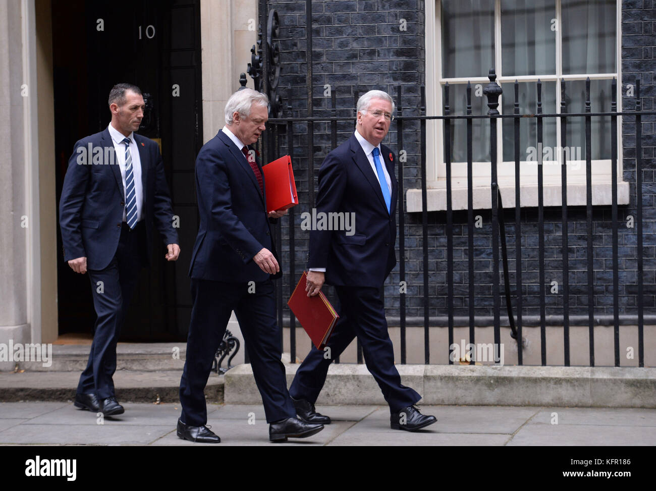 Le secrétaire du Brexit David Davis (au centre) et le secrétaire à la Défense Sir Michael Fallon (à droite) quittent Downing Street, Londres, après une réunion du Cabinet. Banque D'Images
