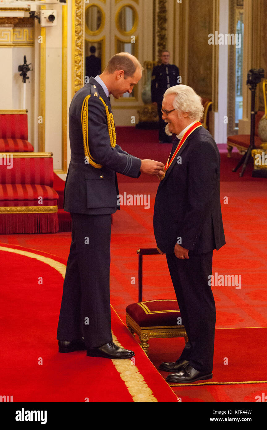 Sir Billy Connolly, de Polegate, est un chevalier de l'Empire britannique par le duc de Cambridge à Buckingham Palace. Banque D'Images