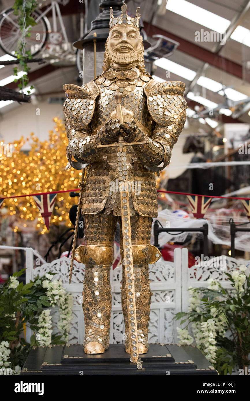 La création du designer de théâtre Debbie Rees Deacon, une statue du roi Midas faite de pièces d'une livre et d'autres matériaux recyclés, au centre d'art de l'ironwork britannique à Oswestry, dans le Shropshire. Banque D'Images