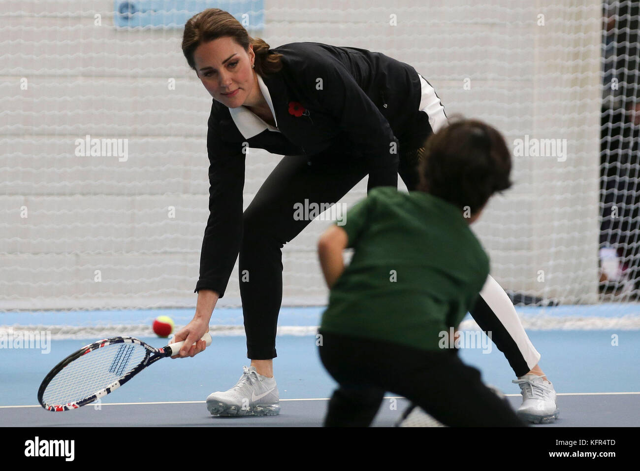 La duchesse de Cambridge prend part à une séance de tennis pour les enfants lors d'une visite à la lawn tennis association (LTA) à la National Tennis Center dans le sud-ouest de Londres. Banque D'Images