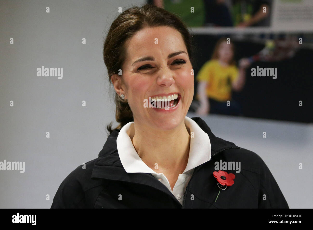 La duchesse de Cambridge rires lors d'une réunion d'information sur une visite à la lawn tennis association (LTA) à la National Tennis Center dans le sud-ouest de Londres. Banque D'Images