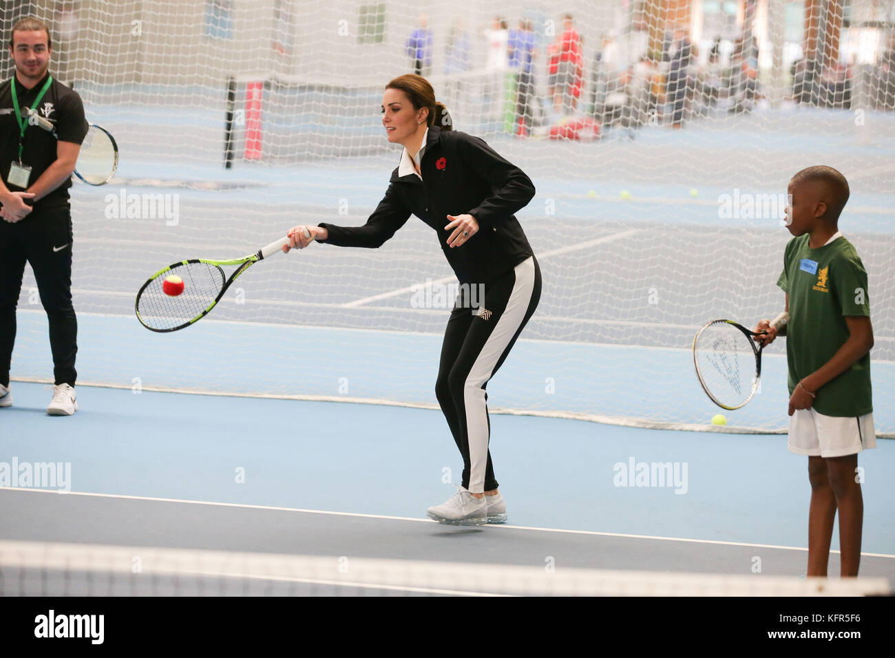La duchesse de Cambridge prend part à une séance de tennis pour les enfants lors d'une visite à la lawn tennis association (LTA) à la National Tennis Center dans le sud-ouest de Londres. Banque D'Images