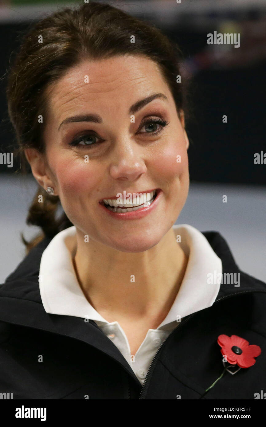 La duchesse de Cambridge rit lors d'un briefing sur une visite à la Lawn tennis Association (LTA) au National tennis Centre, dans le sud-ouest de Londres. Banque D'Images