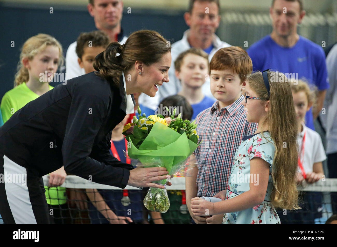 La duchesse de Cambridge (à gauche) reçoit un bouquet de fleurs lors d'une visite à la lawn tennis association (LTA) à la National Tennis Center dans le sud-ouest de Londres. Banque D'Images