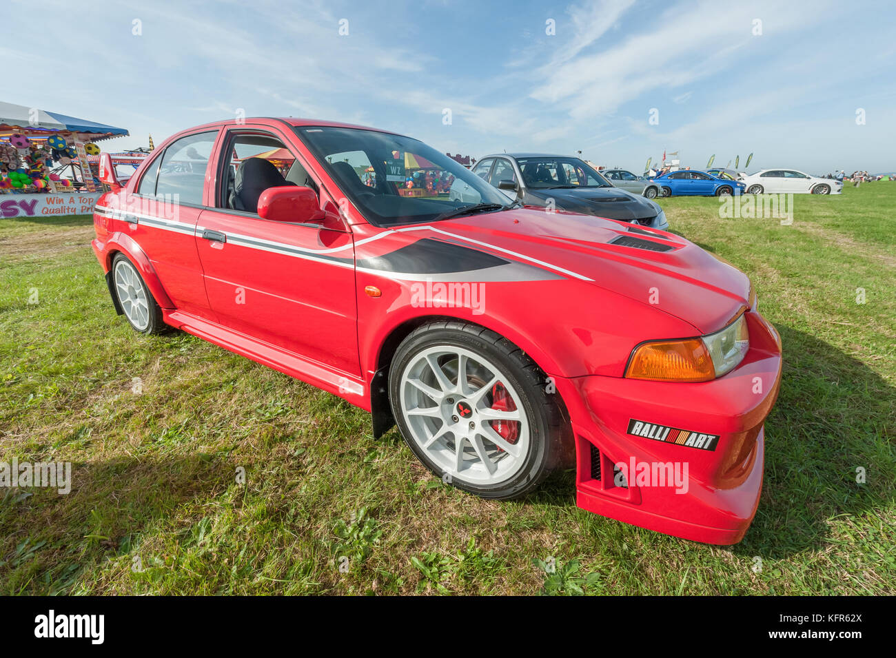 Dunsfold, uk - 26 août 2017 : collection de Mitsubishi Lancer Evolution voitures de sport lors d'un rassemblement de véhicules classiques et modernes à dunsfold, uk Banque D'Images