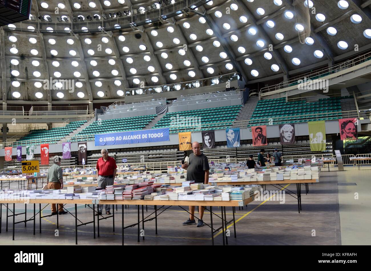 À l'intérieur bibliothèque librairie Crystal Palace Pavilhao Rosa Mota Porto Portugal Banque D'Images