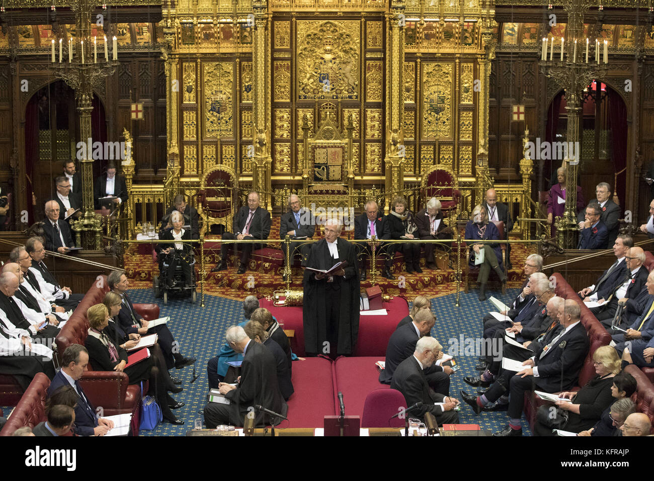 Lord Speaker Lord Fowler présente un rapport aux membres de la Chambre des Lords à Londres, où il a averti ses pairs que la taille de la Chambre des Lords touchera 1,000 si les partis politiques ne parviennent pas à soutenir leurs projets de réduction des effectifs. Banque D'Images