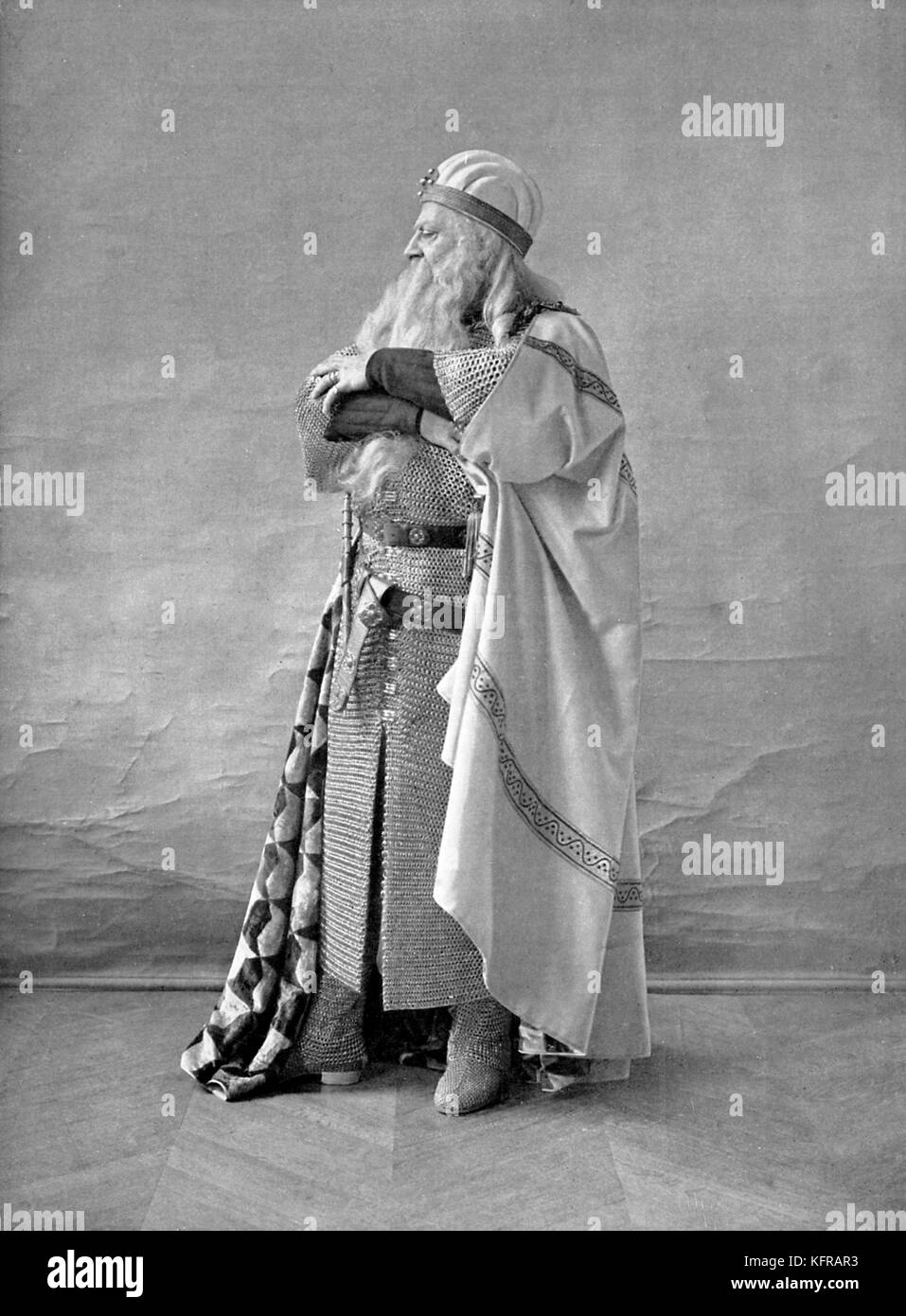 La pièce de Victor Hugo Les Burgraves [Les commandants], avec Jean Mounet Sully- dans le rôle de l'emploi. À la Comédie Française, Paris.1902. JMS : l'acteur français, 28 février 1841 - 1916. VH : poète, dramaturge, romancier et : 26 février 1802 - 22 mai 1885. Banque D'Images