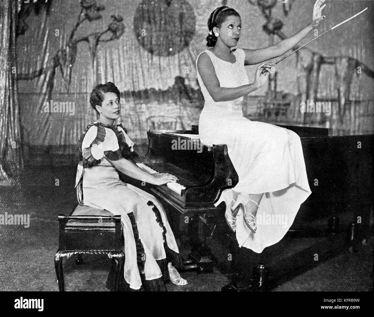 Valaida Snow (2 juin 1904 - 30 mai 1956) , chant George Gershwin's 'Rhapsody in Blue' avec de Lloyd Mackey accompagne au piano, Lew Leslie's 'épaulettes de 1935", au London Coliseum, 1935. Banque D'Images