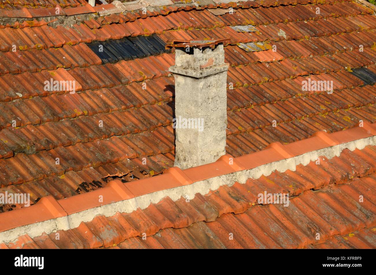 Old weathered un toit de tuiles rouges et cheminée en pierre Porto Portugal Banque D'Images