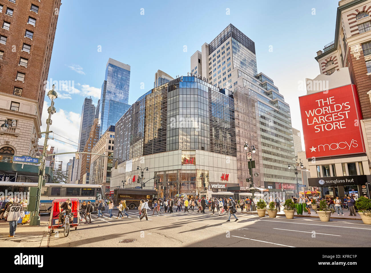 New York, USA - Le 26 mai 2017 : Broadway et West 34th Street à l'heure de pointe au coucher du soleil. Banque D'Images