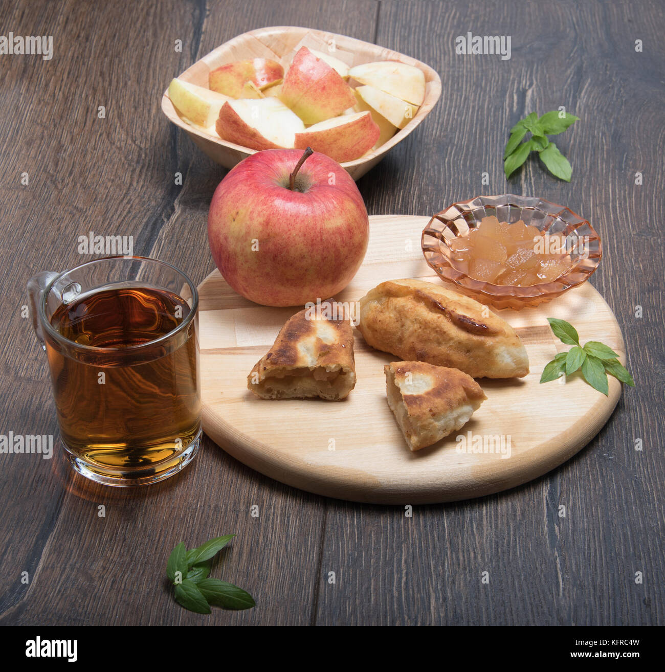 Le jus de pomme, confiture, tartes à la confiture sur un fond de bois Banque D'Images