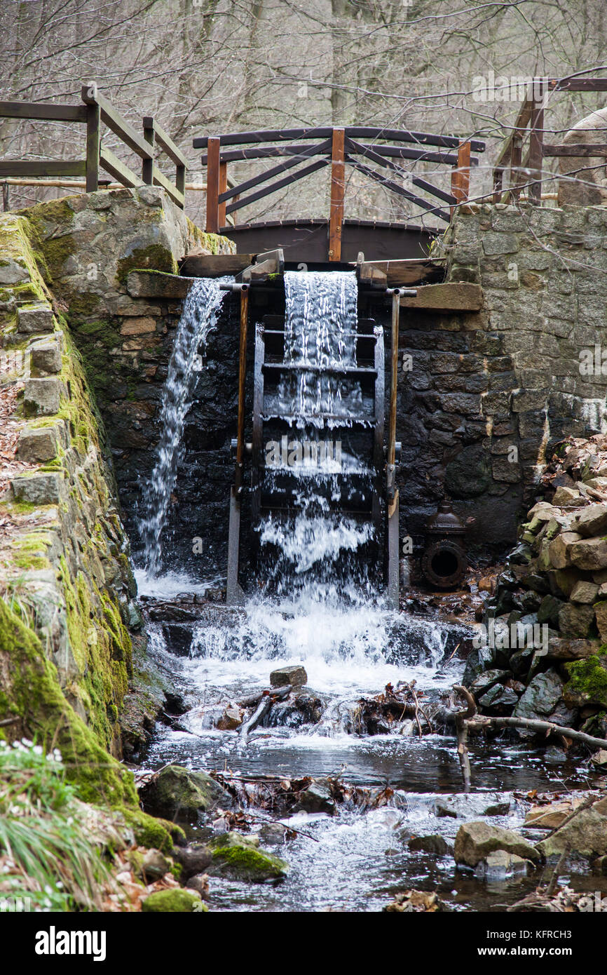 Wasserrad im Kurpark Bad Suderode Banque D'Images