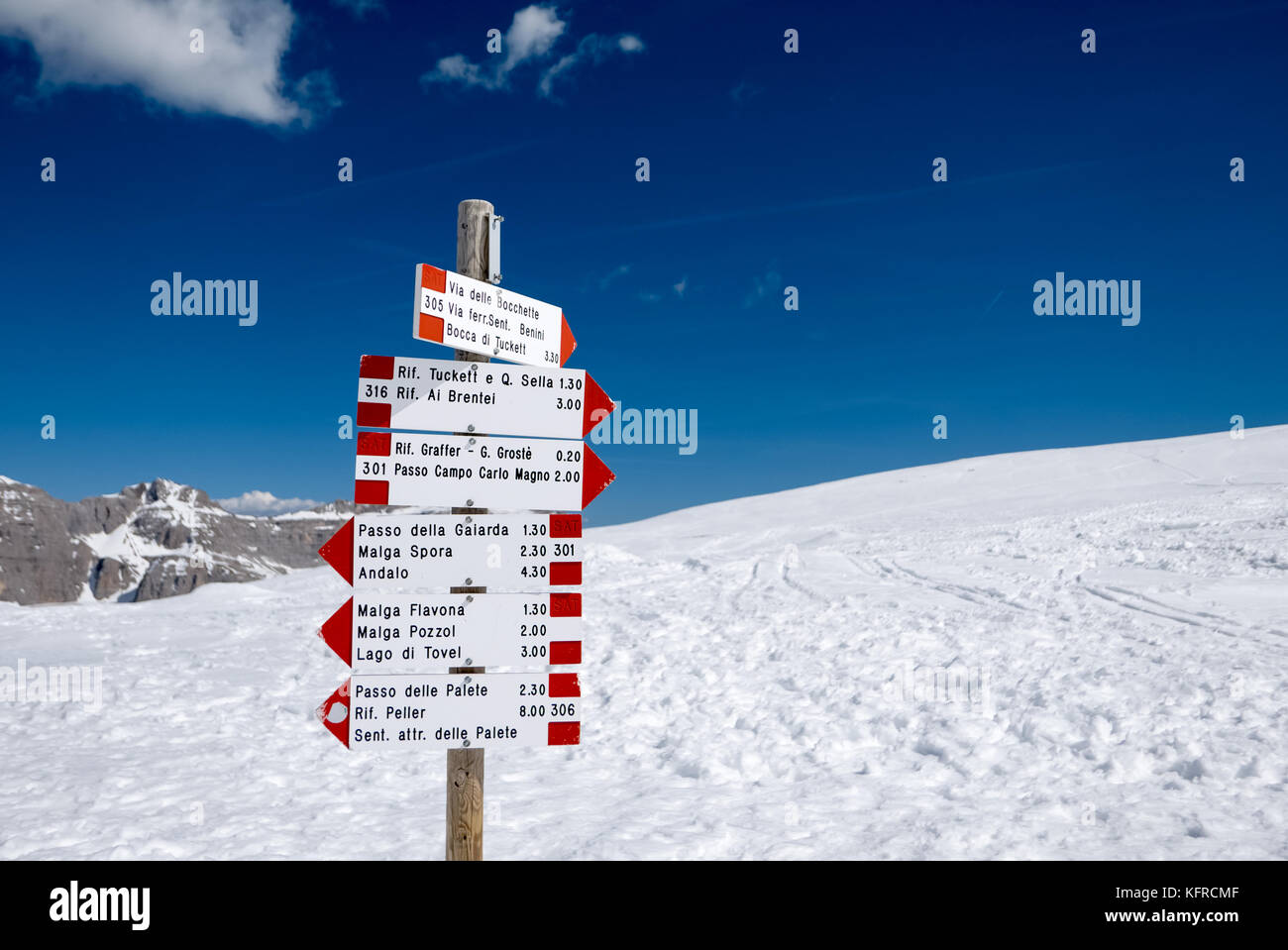 Neige dans les montagnes des Alpes - centre de ski de Madonna di Campiglio en italie Banque D'Images