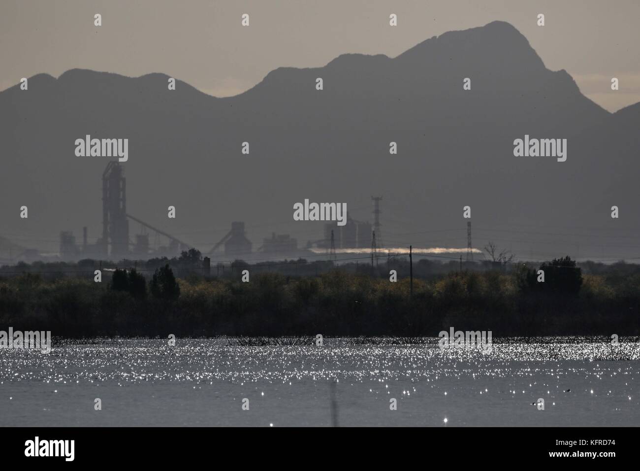 Soleil sur le barrage de Hermosillo, Sonora, Mexique. Le barrage de l'eau. Vue sur le parc industriel de Hermosillo. Banque D'Images