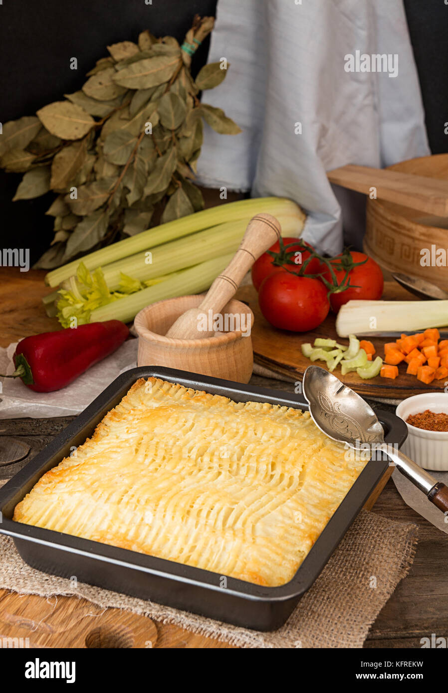 Shepherd's pie plat traditionnel anglais. Tarte sur plaque. Recette avec la viande hachée, l'agneau, carotte, oignon, céleri, purée de pommes de terre cuites dans la casserole. Rustic Banque D'Images