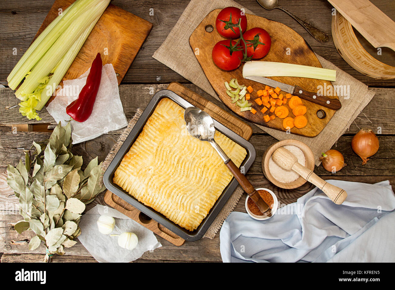 Shepherd's pie plat traditionnel anglais. Recette avec la viande hachée, l'agneau, carotte, oignon, céleri, purée de pommes de terre cuites dans la casserole. Table de dîner. Rustic Banque D'Images