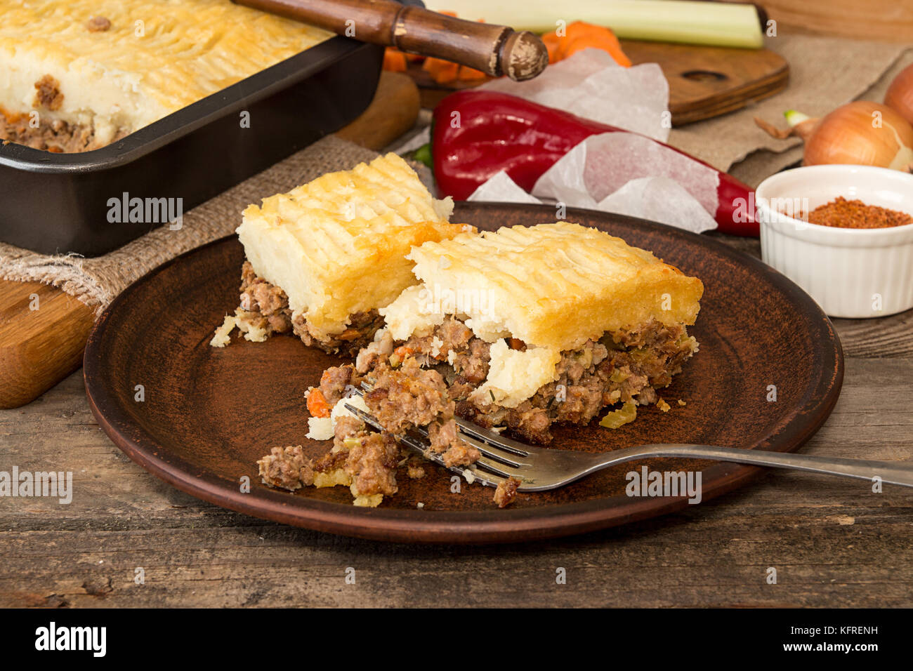 Shepherd's pie plat traditionnel anglais. Tarte sur plaque. Recette avec la viande hachée, l'agneau, carotte, oignon, céleri, purée de pommes de terre cuites dans la casserole. Rustic Banque D'Images