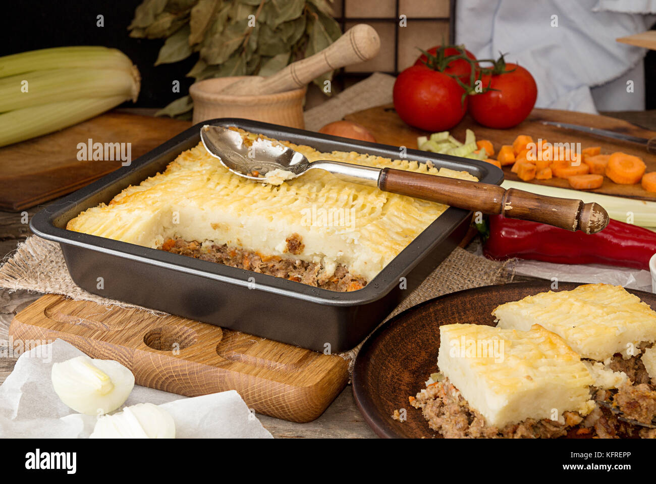 Shepherd's pie plat traditionnel anglais. Recette avec la viande hachée, l'agneau, carotte, oignon, céleri, purée de pommes de terre cuites dans la casserole. Style rustique Banque D'Images