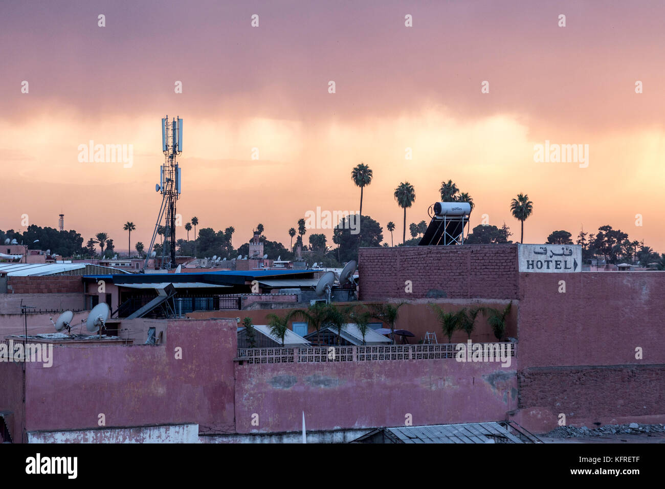 Marrakech, Maroc, 14 octobre, 2017 : Coucher de soleil dans l'air pollué de Marrakech Banque D'Images