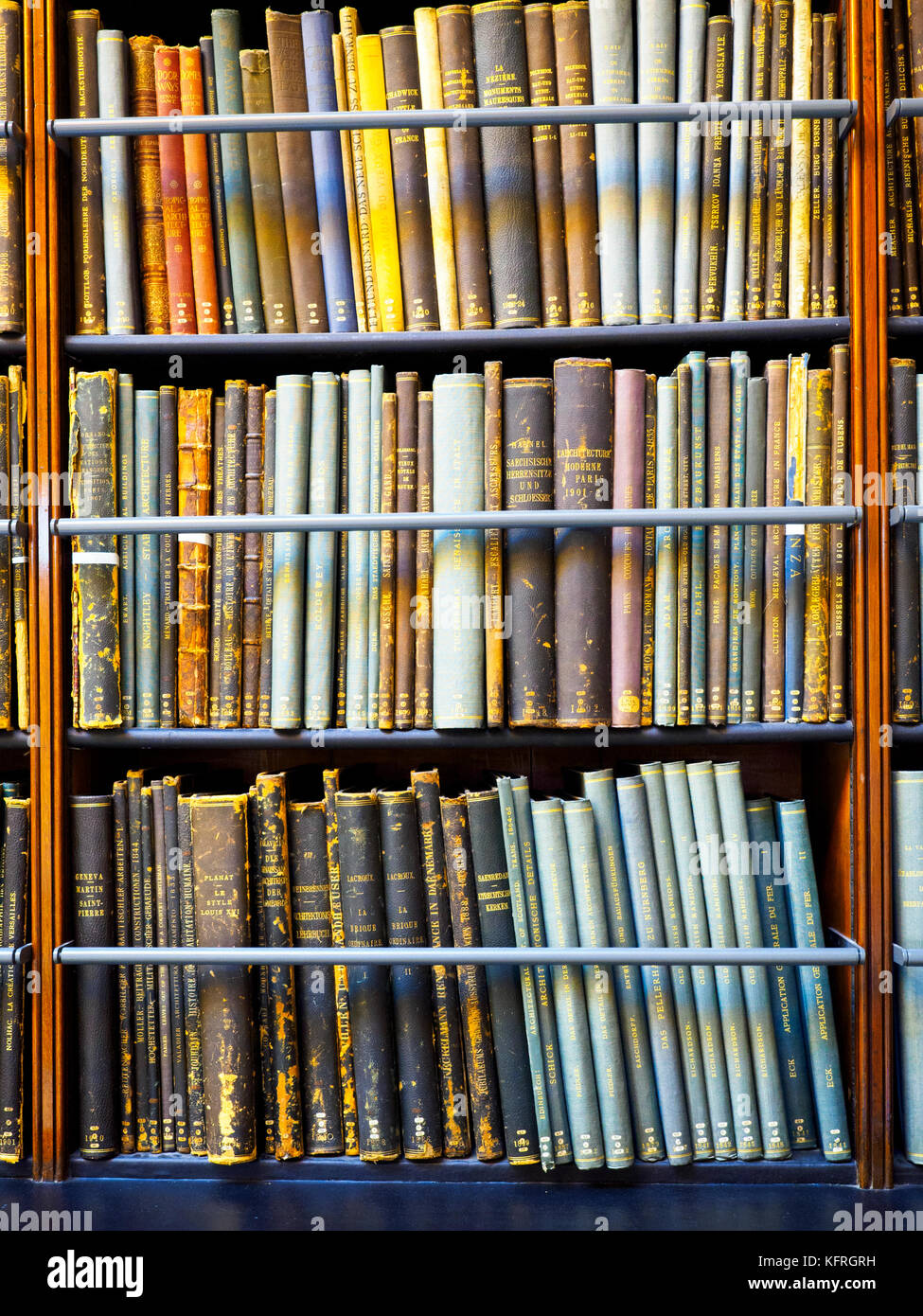 Étagère de livres dans le musée Victoria and Albert - Londres, Angleterre Banque D'Images