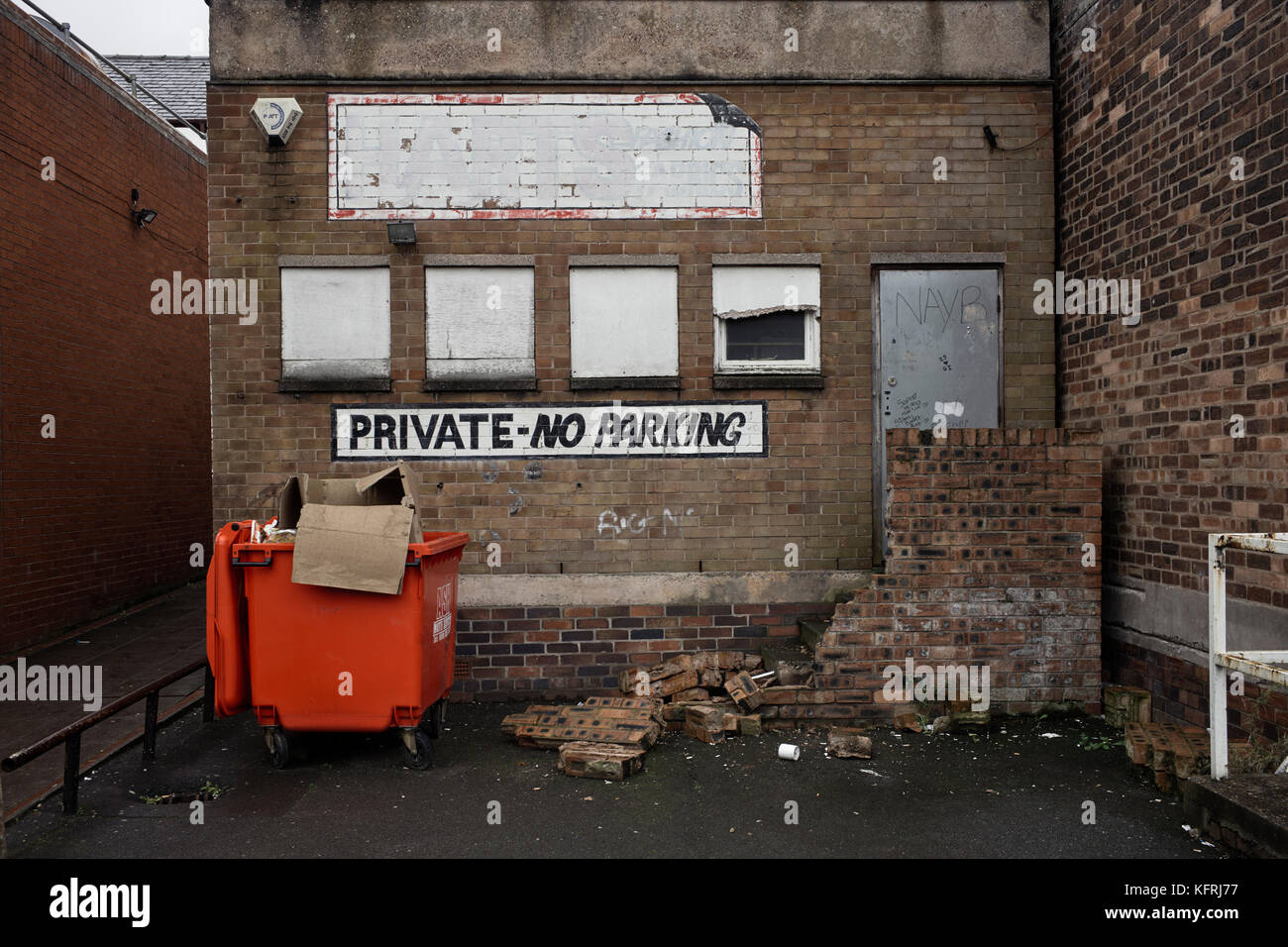 Pas de parking privé à l'arrière du magasin délabré à Northwich Banque D'Images