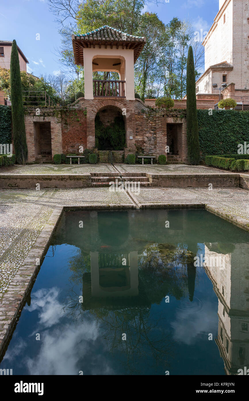 La piscine sur la terrasse supérieure de Los Jardines del Partal (jardins partal), l'Alhambra, Grenade, Espagne Banque D'Images
