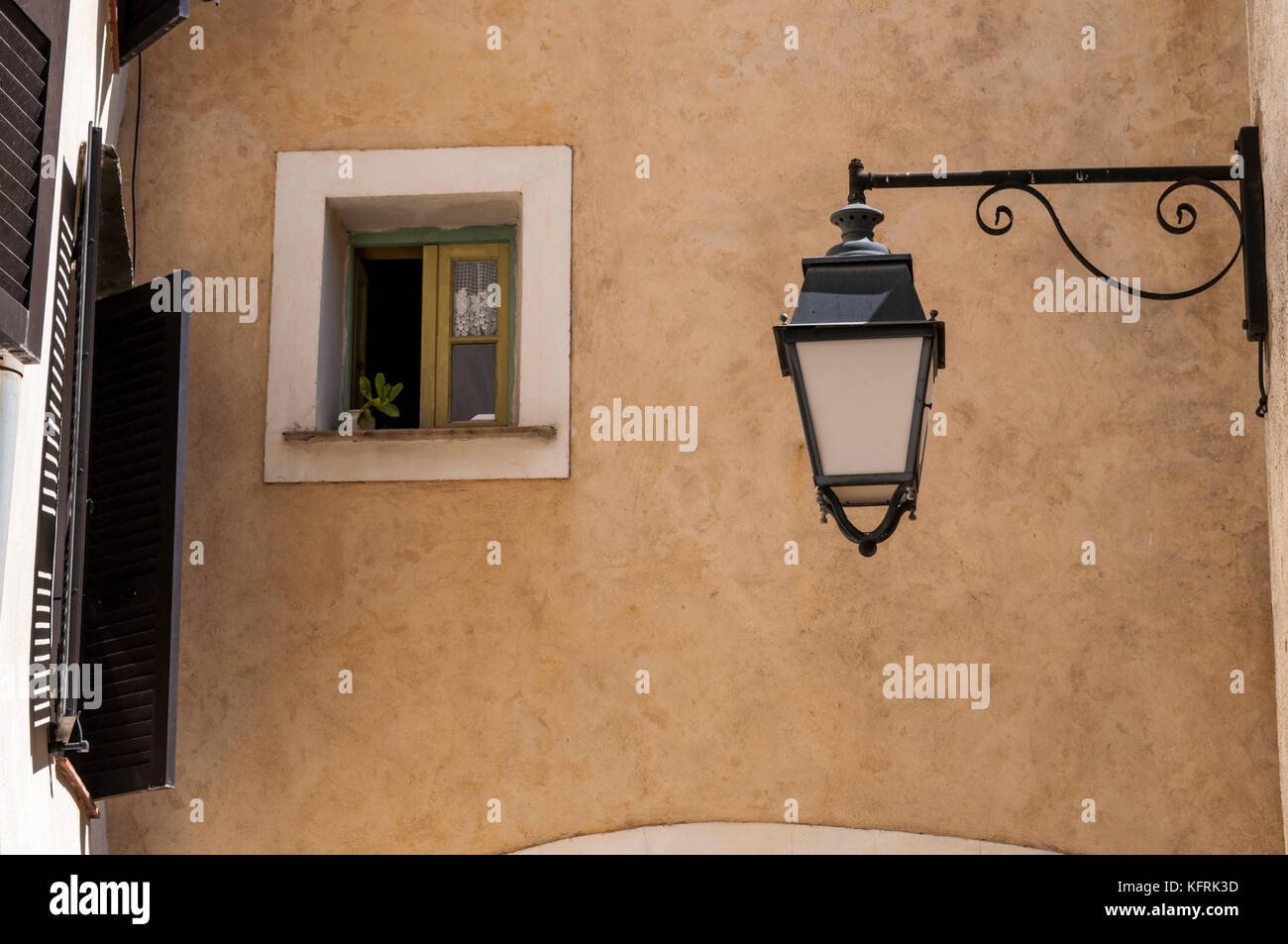 Corse : une lampe en fer forgé et une fenêtre dans les ruelles de Nonza, village sur la côte ouest du cap corse avec des anciennes maisons perchées sur les falaises Banque D'Images