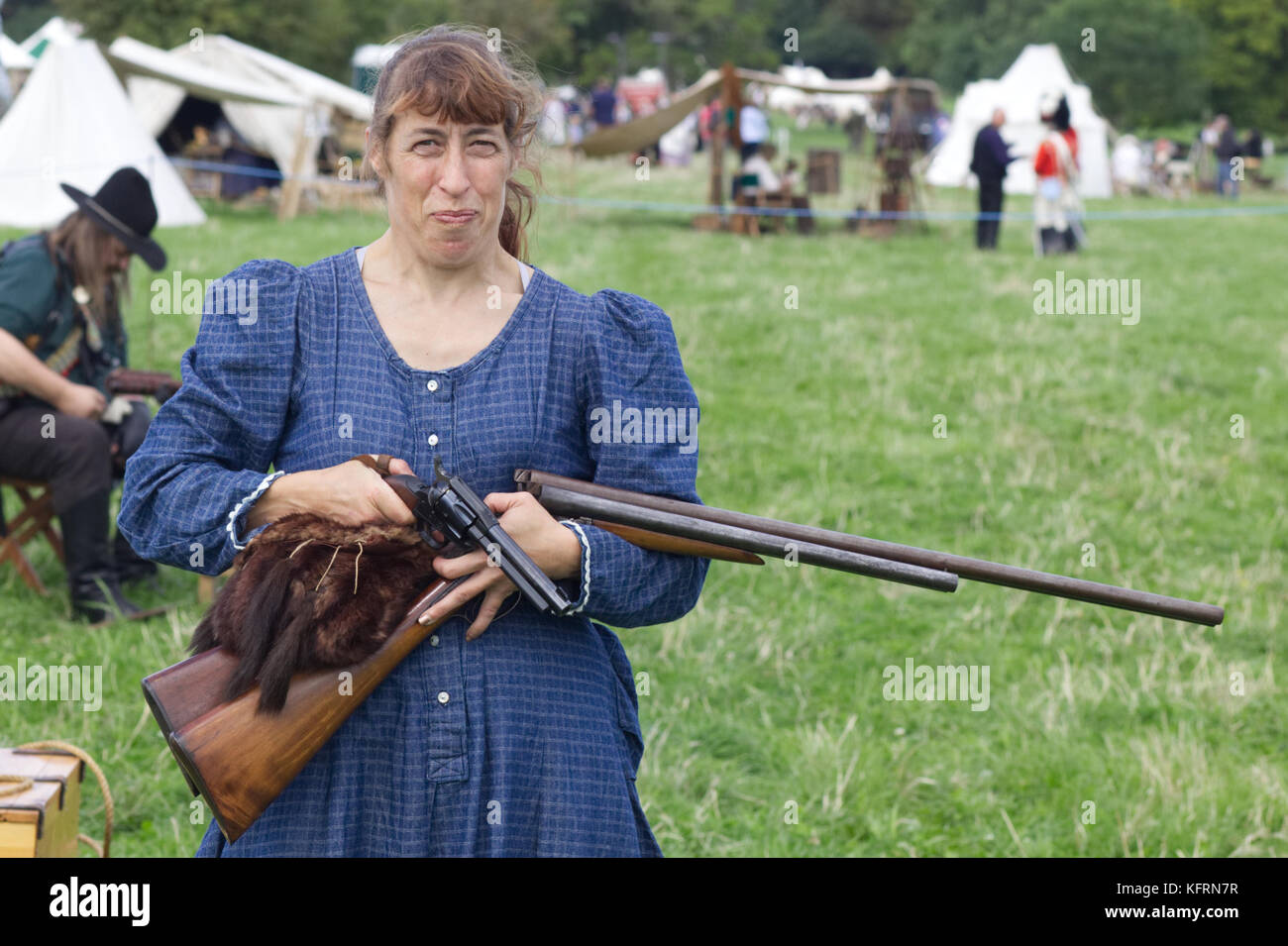 Annie Oakley avec ses armes dans un shoot out Banque D'Images