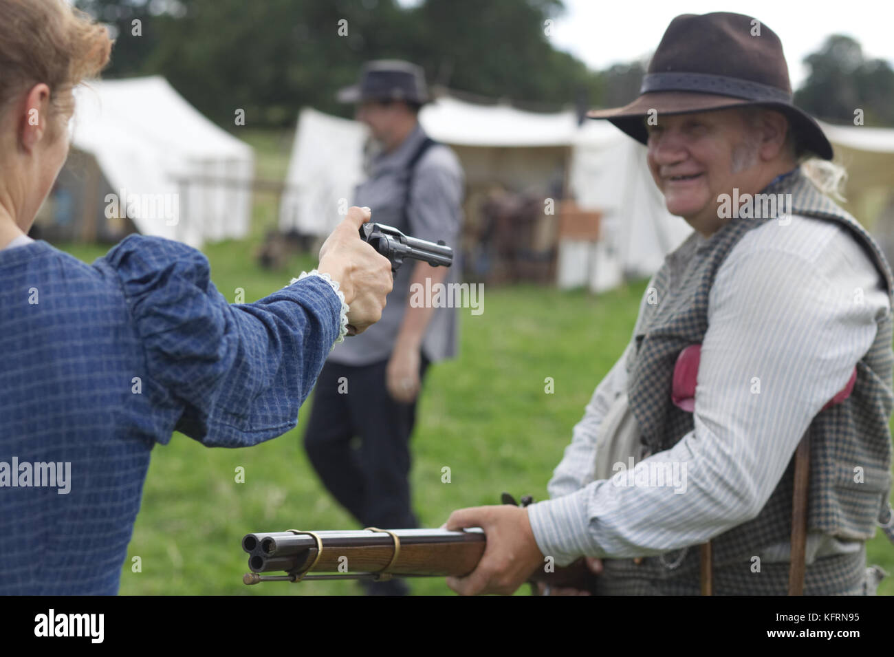 Annie Oakley avec ses armes dans un shoot out Banque D'Images