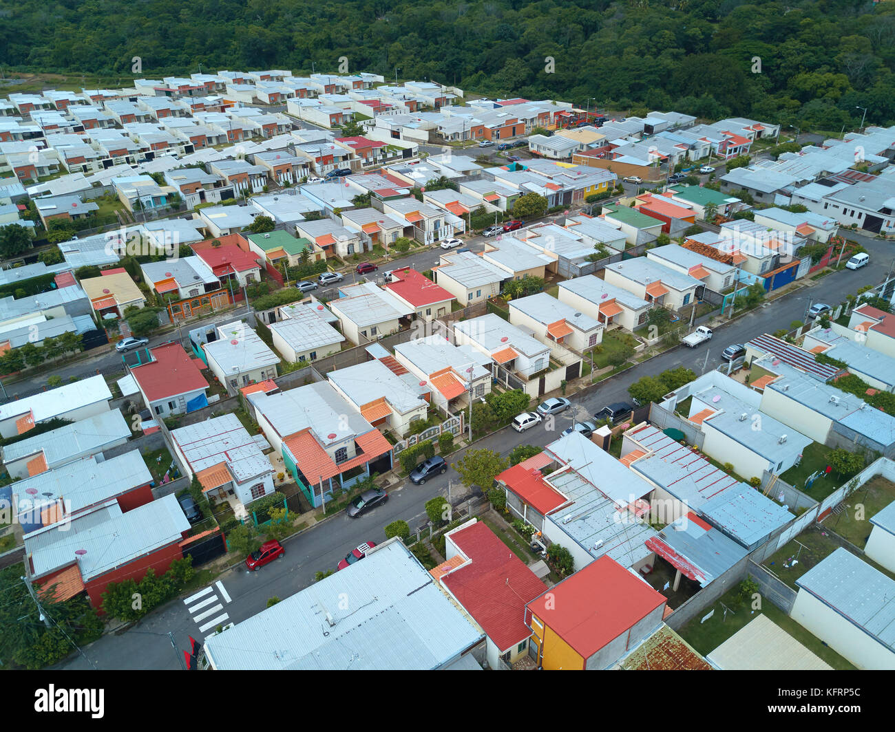 Maisons dans quartier résidentiel. Vue aérienne au-dessus de maisons appartements Vue de dessus Banque D'Images