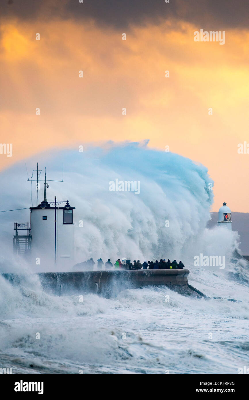 Les vagues s'écraser sur le mur du port pendant les brian à porthcawl, Galles du sud. le met office ont émis un avertissement de vent météo jaune et ha Banque D'Images