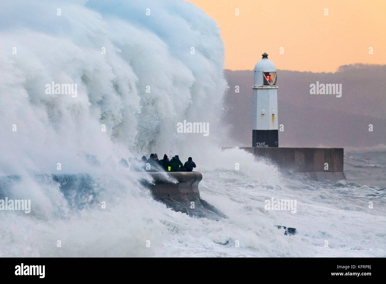 Les vagues s'écraser sur le mur du port pendant les Brian à Porthcawl, Galles du Sud. Le Met Office ont émis un avertissement de vent météo jaune et ha Banque D'Images