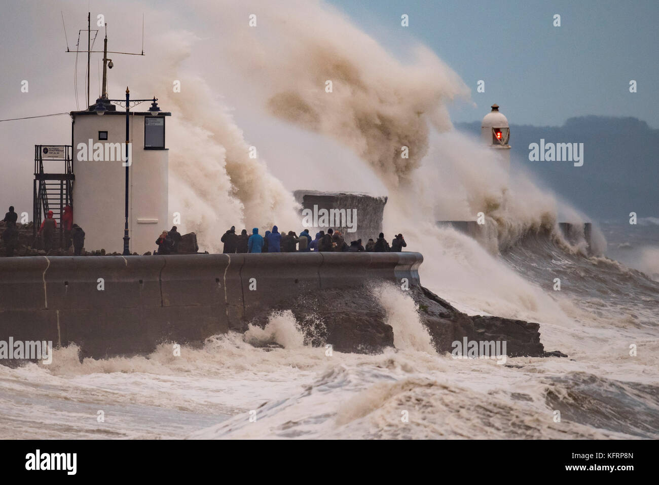 Les vagues s'écraser sur le mur du port pendant les Brian à Porthcawl, Galles du Sud. Le Met Office ont émis un avertissement de vent météo jaune et ha Banque D'Images