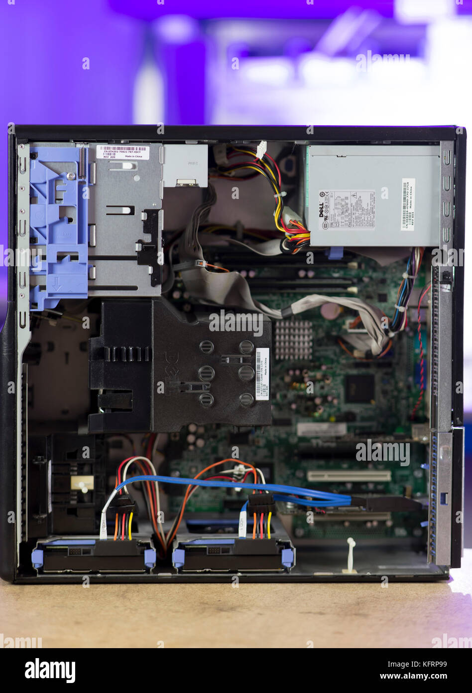 Un ordinateur personnel PC tower montrant l'intérieur et les zones internes, y compris la carte mère, les puces informatiques et d'alimentation. Banque D'Images