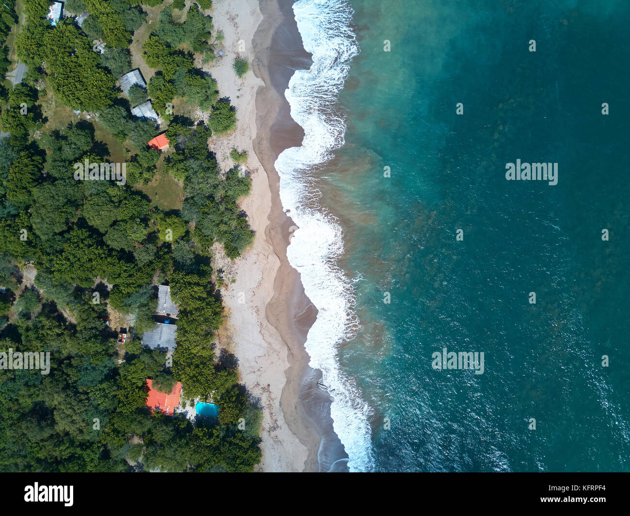 Cristal de l'eau dans l'océan. vagues qui sable sur plage vue aérienne drone Banque D'Images