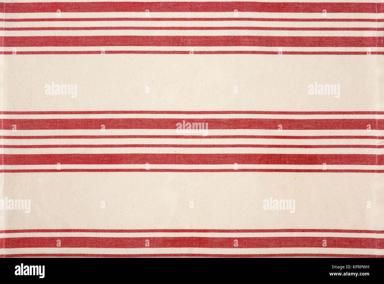 Rouge et blanc traditionnel tissu de coton à rayures style bistrot cuisine torchon nappe. Simple, classique, rustique cuisine maison élément design. Banque D'Images
