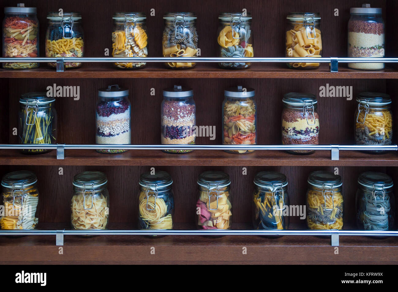 Sur les étagères en bois sont en pots de verre avec différents types de  pâtes multicolores, spaghetti, haricots, céréales pour leur stockage et la  décoration de la cuisine Photo Stock - Alamy