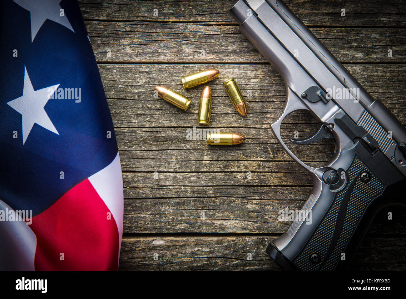 Les balles de pistolet, revolver et usa drapeau sur la vieille table en bois. Banque D'Images