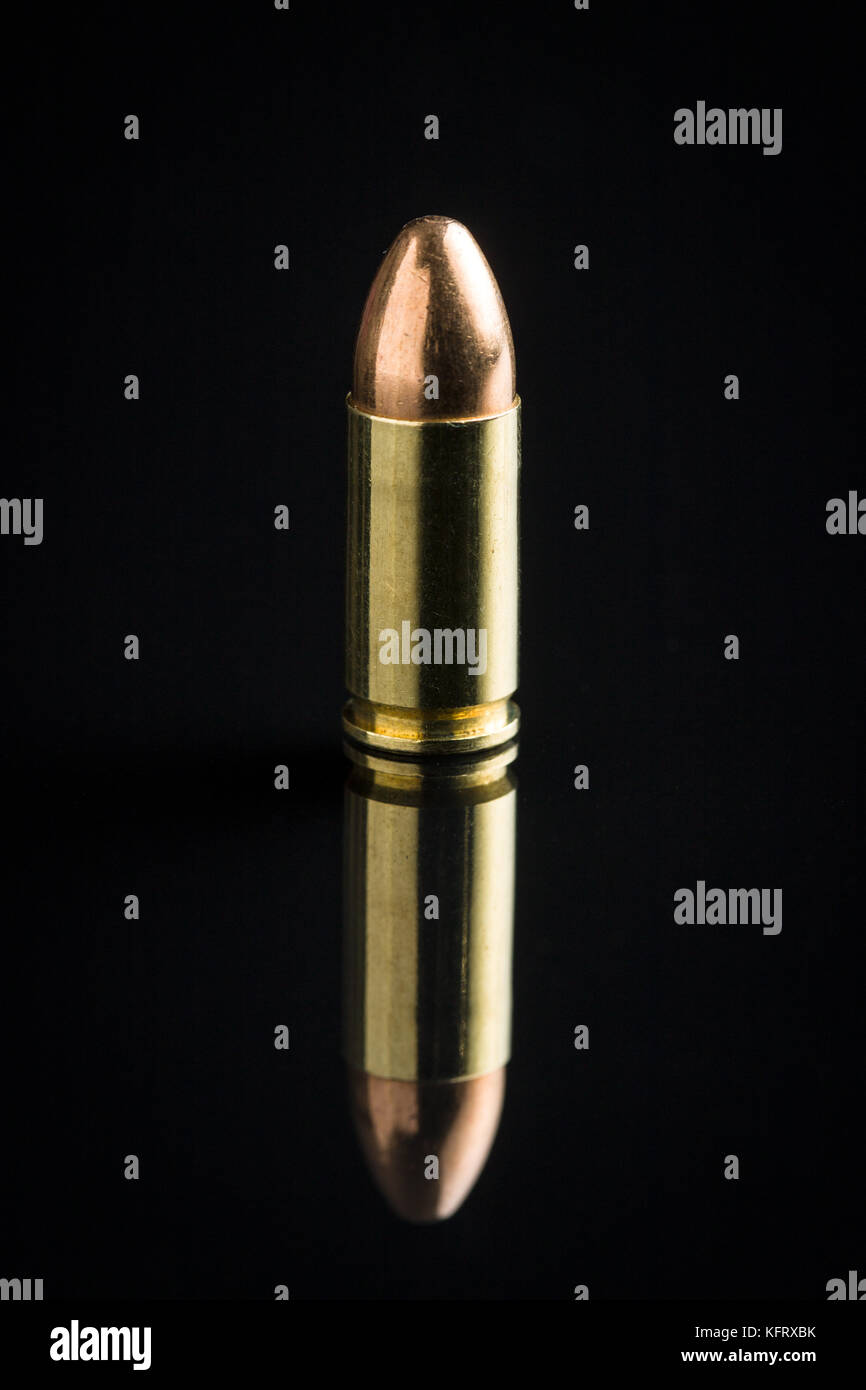 Balles de pistolet 9 mm sur table noire. Banque D'Images