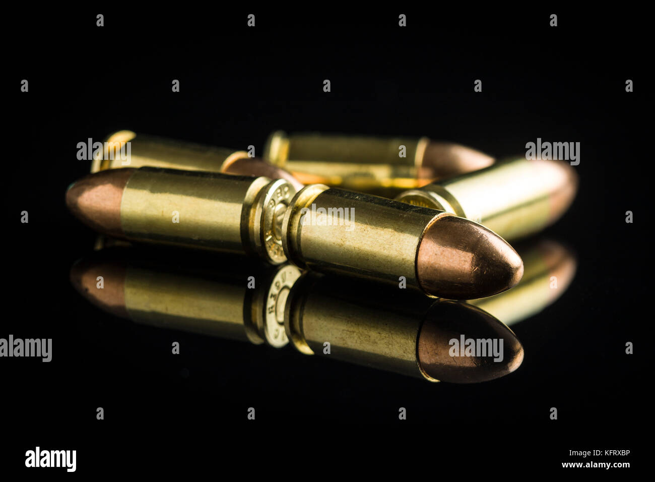 Balles de pistolet 9 mm sur table noire. Banque D'Images