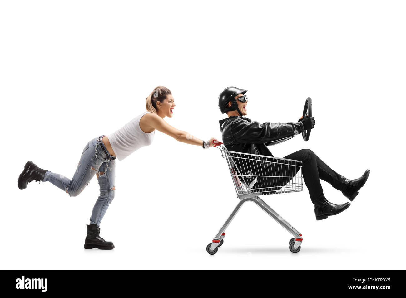 Punk féminin poussant un panier avec un motard équitation à l'intérieur et la tenue d'un volant isolé sur fond blanc Banque D'Images