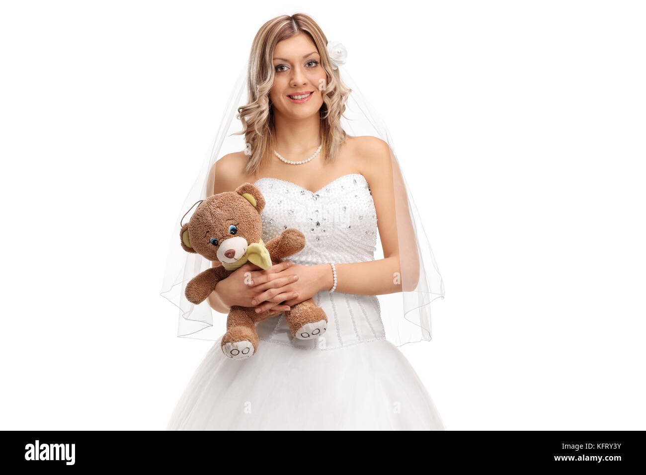 Young bride holding a teddy bear isolé sur fond blanc Banque D'Images