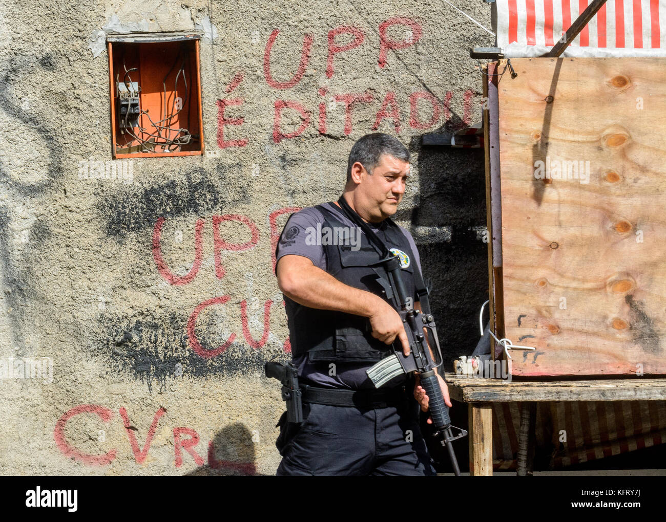 Rio de Janeiro, Brésil. 31 octobre 2017. Un membre de la police civile de Rio en patrouille lors d'une opération à Tabajares favela à Rio de Janeiro ce mardi, OCT. 31. L'opération visait à récupérer les véhicules volés et à exécuter des armes d'arrêt. Écrire sur le mur dit 'UPP est une dictature' crédit: CH Gardiner/Pacific Press/Alamy Live News Banque D'Images