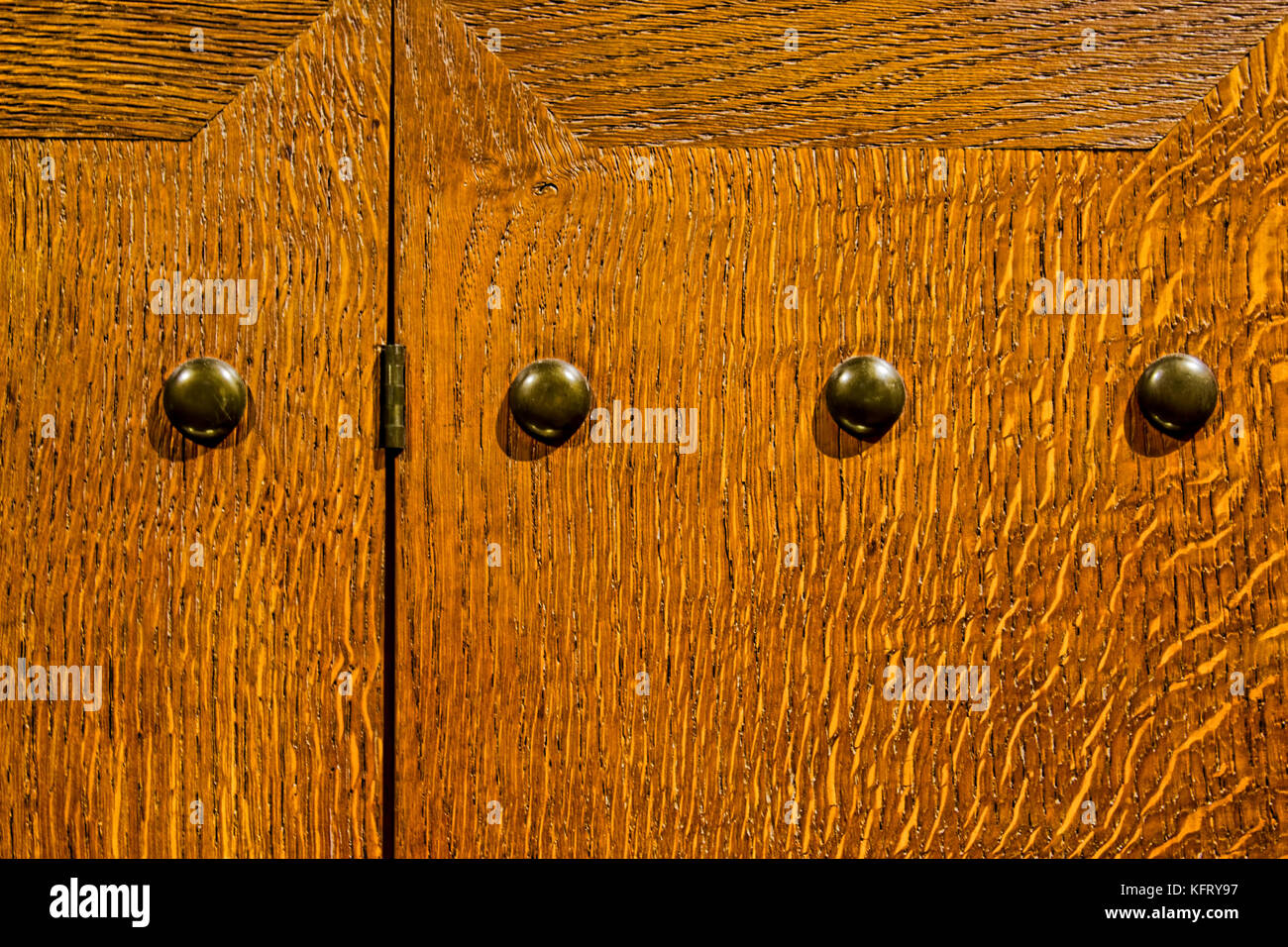 Armoire en bois antique montrant la texture et le grain du bois traite Banque D'Images