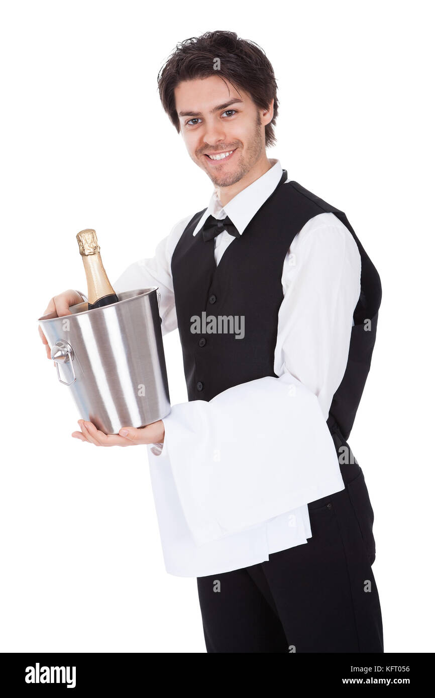 Portrait d'un valet de chambre avec bouteille de champagne dans un seau. Isolated on white Banque D'Images