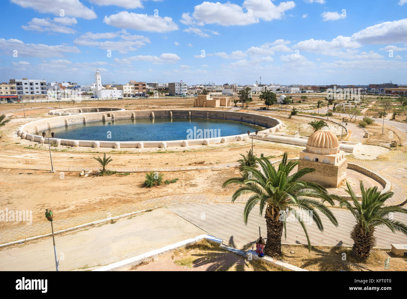 Aghlabid bassins, l'un des réservoirs de groupe, situé en dehors des murs de la ville de Kairouan, Tunisie. Banque D'Images