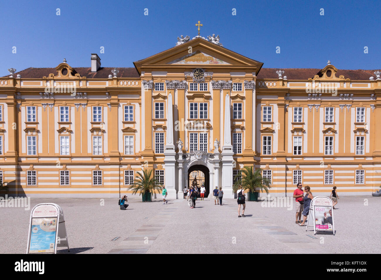 L'entrée principale de l'Abbaye de Melk baroque magnifique dans la région de Wachau de Basse-Autriche Banque D'Images