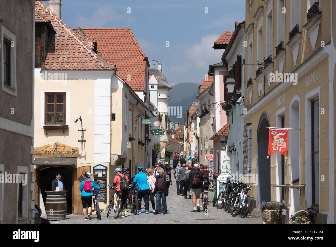 Les touristes faisant leur chemin le long de la Hauptstraße (rue principale) de Dürnstein, l'une des destinations touristiques les plus populaires dans la région de Wachau Banque D'Images